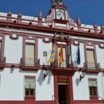 Banderas a media asta y crespón negro en el Ayuntamiento de Bailén por Adolfo Suárez