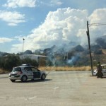 Los bomberos tratan de sofocar un incendio en Zocueca