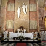Una multitud llena la Iglesia de la Encarnación para recibir a los nuevos sacerdotes