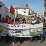 Un centenar de bailenenses se movilizan en contra de la subida del agua