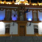 El ayuntamiento se ilumina de morado por el Día del Lupus