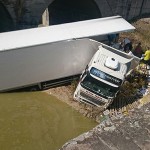 Herido un camionero bailenense al precipitarse desde un puente en Villa del Río
