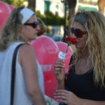 Claveles rojos y globos en la mesa informativa del PSOE