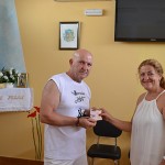 El grupo municipal de TPB sortea sus abonos de la piscina municipal entre los vecinos del barrio del Pilar
