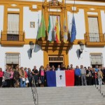 Decenas de bailenenses guardan un minuto de silencio por los atentados de París