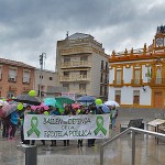 Lluvia y globos verdes en la marcha por la educación pública