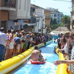 Un tobogán acuático y una espumada, colofón de la Feria de Agosto