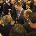 Bailén se estrena en FITUR entregando al Rey cerámica, vino y aceite local