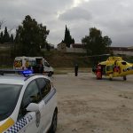 Herido un hombre al caer desde una altura de 2 metros y quedar atrapado tras un banco