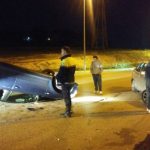 Un coche acaba boca abajo tras impactar contra otro estacionado